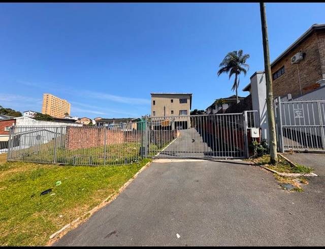 8 BEDROOM COMPLEX FOR SALE IN OVERPORT